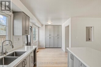 10 Bassett Blvd in Whitby, ON - Building Photo - Building Photo