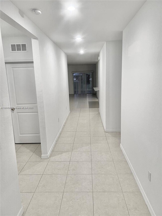 982 SW Alcantarra Blvd in Port St. Lucie, FL - Foto de edificio - Building Photo