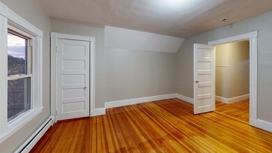 1011 Washington St, Unit 2 in Newton, MA - Foto de edificio - Building Photo