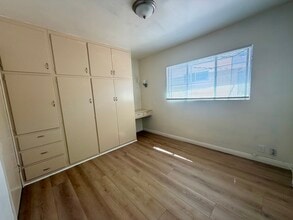 8123 Otis St, Unit upstairs unit in South Gate, CA - Foto de edificio - Building Photo