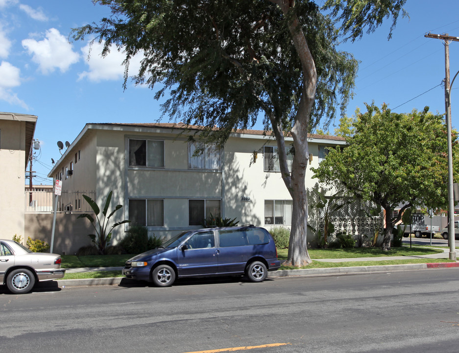 8000 Owensmouth Ave in Canoga Park, CA - Building Photo