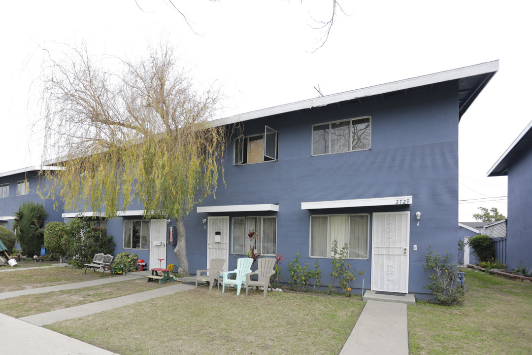 2729 S Baker St in Santa Ana, CA - Building Photo