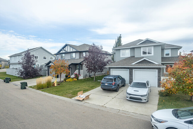 80 Austin Crt in Spruce Grove, AB - Building Photo - Building Photo