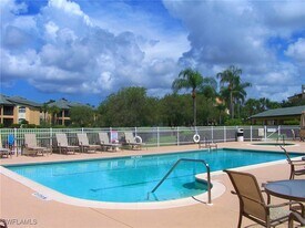 210 Vintage Cir in Naples, FL - Building Photo