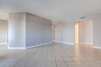 3151 N Soaring Gulls Dr in Las Vegas, NV - Foto de edificio - Building Photo