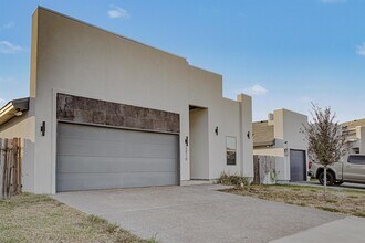 5410 Travesia Ct in Laredo, TX - Building Photo - Building Photo