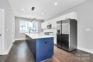 1921 W Trade St in Charlotte, NC - Building Photo