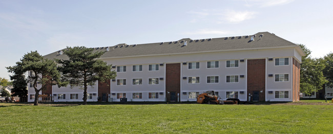 Newport Apartments in Clinton Township, MI - Foto de edificio - Building Photo