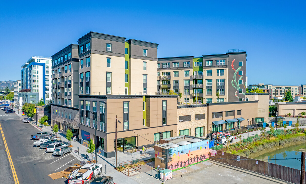 Arroyo Green Apartments in Redwood City, CA - Building Photo