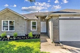 6935 Creek Village Dr in Katy, TX - Building Photo - Building Photo