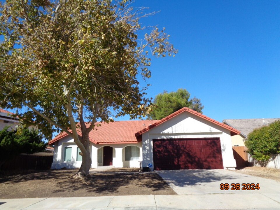 1513 High Point Dr in Palmdale, CA - Building Photo