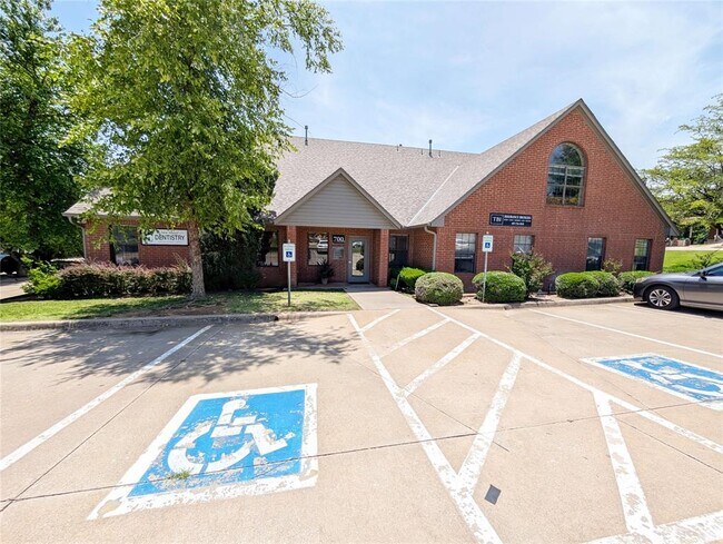 1900 E 15th St in Edmond, OK - Building Photo - Building Photo