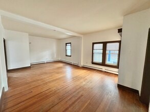 17 School St, Unit C in Chatham, NY - Foto de edificio - Building Photo