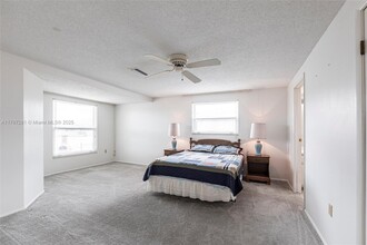 6860 Kenwood Dr in North Port, FL - Building Photo - Building Photo