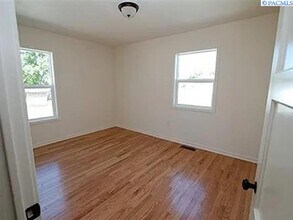 1331 Farrell Ln in Richland, WA - Building Photo - Building Photo