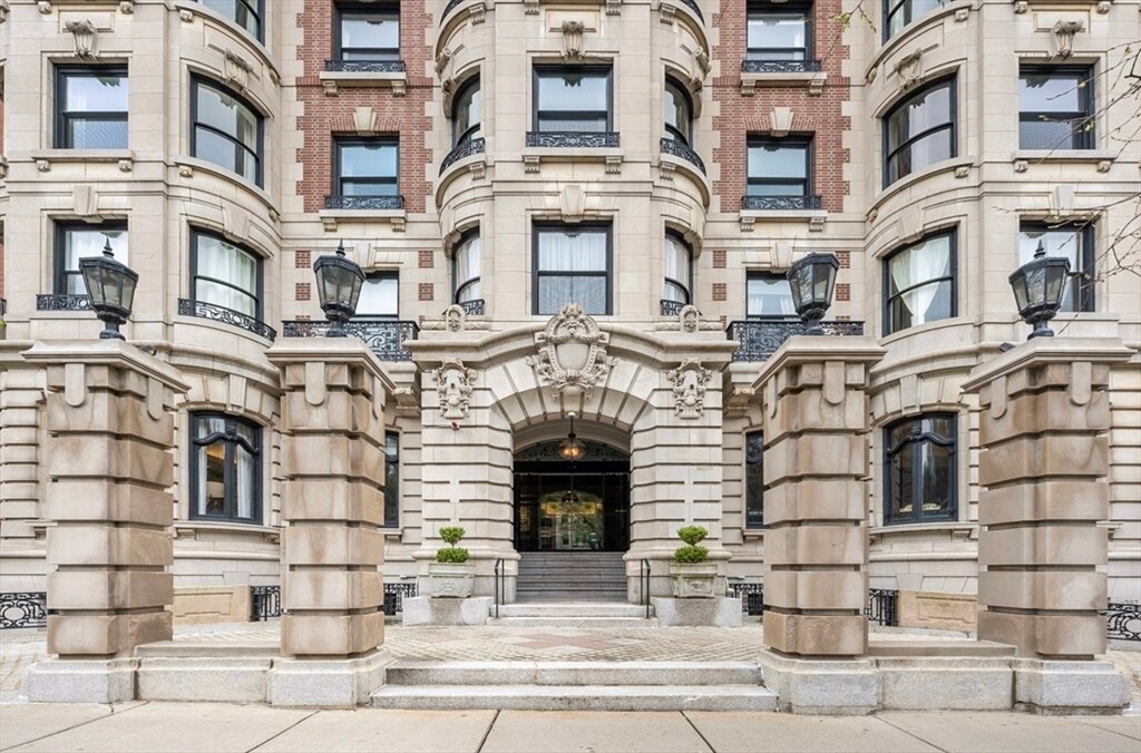 390 Commonwealth Ave in Boston, MA - Building Photo