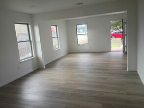 5739 Donnelly Ave in Fort Worth, TX - Foto de edificio - Building Photo