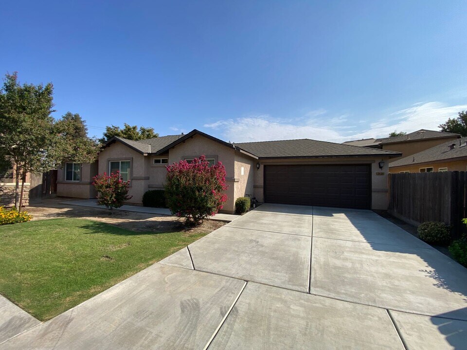 2326 Cape Canyon Ave in Tulare, CA - Foto de edificio