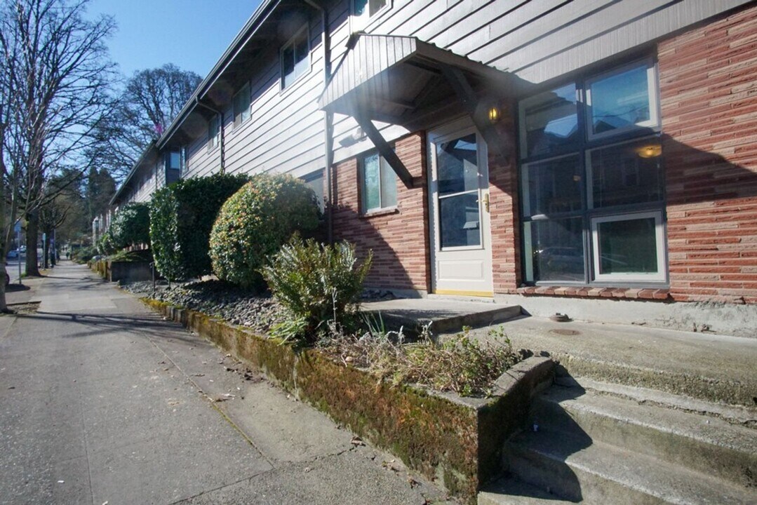 3717 S Corbett Ave in Portland, OR - Building Photo