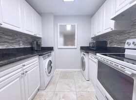 2080 Greenview Shores Blvd in Wellington, FL - Building Photo