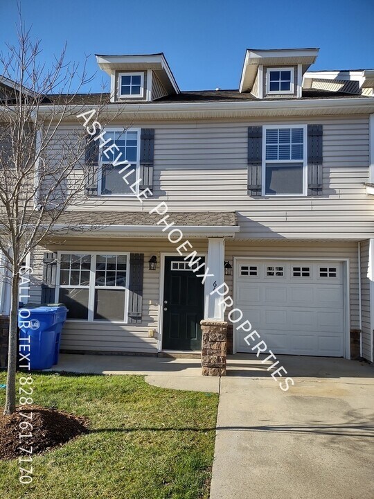 64 Amersham Ln in Fletcher, NC - Building Photo