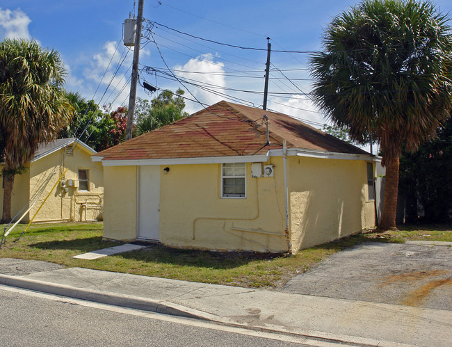 533 Plymouth Ave in West Palm Beach, FL - Foto de edificio - Building Photo