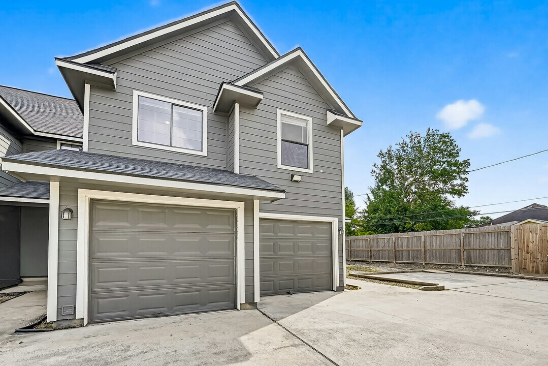 10035 Morocco Rd in Houston, TX - Building Photo