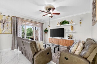 5029 Starblaze Dr in Greenacres, FL - Foto de edificio - Building Photo