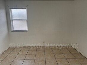 5018 S Ridgewood Ave in Port Orange, FL - Building Photo - Building Photo