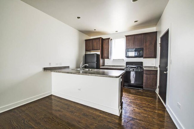 5706 W Lake St in Chicago, IL - Foto de edificio - Building Photo