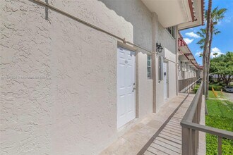 6709 N Kendall Dr in Miami, FL - Building Photo - Building Photo