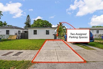 2465 NW 35th St in Miami, FL - Building Photo - Building Photo