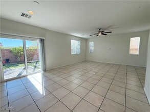 7769 Britton Rose Dr, Unit 5601-105 in Las Vegas, NV - Foto de edificio - Building Photo