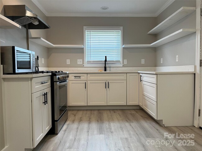 2730 Eastway Dr in Charlotte, NC - Building Photo - Building Photo