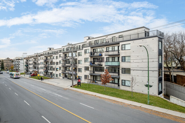 Hampstead House in Montréal, QC - Building Photo - Building Photo