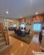 4 Crown Point Ct in Old Bridge, NJ - Foto de edificio - Building Photo