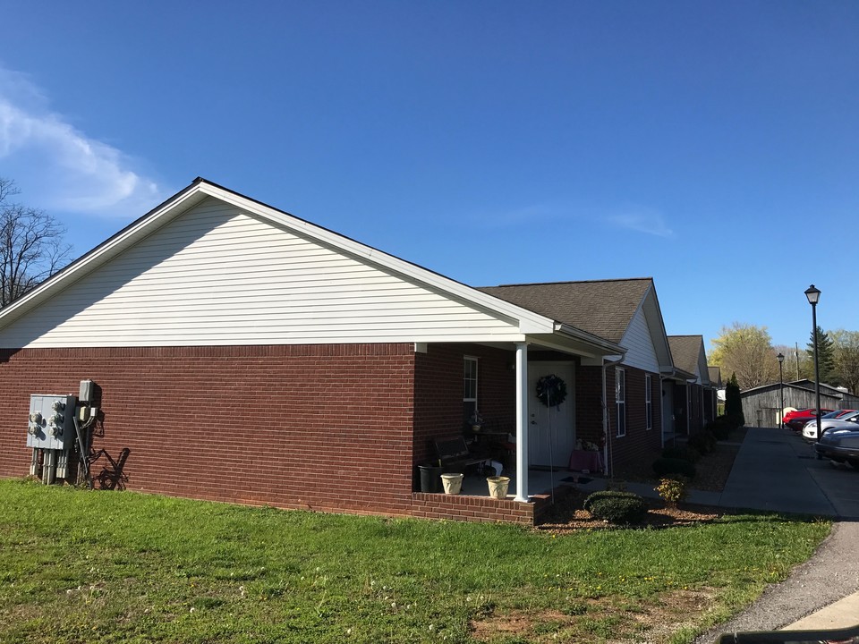 114 Doyle St in Cave City, KY - Foto de edificio