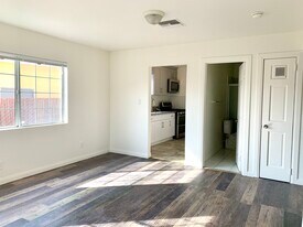 2134 S Cloverdale Ave in Los Angeles, CA - Building Photo