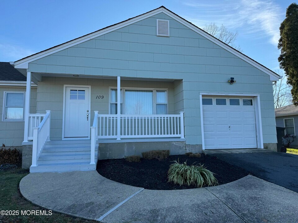 109 Westwood Dr in Toms River, NJ - Building Photo