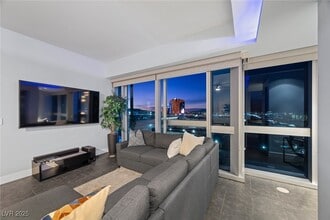 4471 Dean Martin Dr in Las Vegas, NV - Building Photo - Building Photo