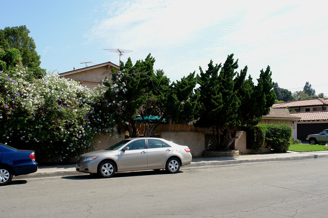 327 W Kelly Ave in Orange, CA - Foto de edificio - Building Photo