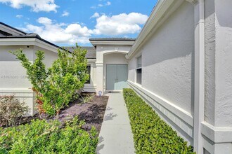 3833 Cypress Lake Dr in Wellington, FL - Building Photo - Building Photo