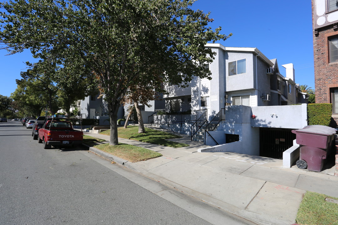 323 W Wilson Ave in Glendale, CA - Building Photo