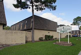 Pines I & II in Gretna, LA - Foto de edificio - Building Photo