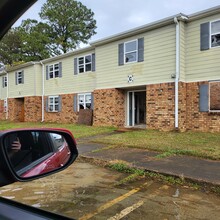 Sandhill Village in Gulfport, MS - Foto de edificio - Building Photo