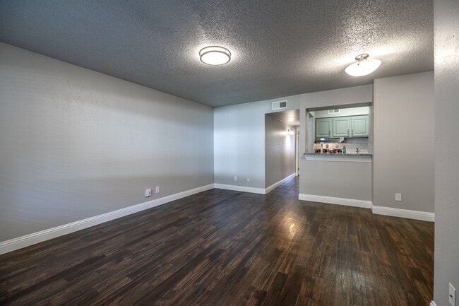 Riverfalls at Bellmar in Dallas, TX - Foto de edificio - Interior Photo