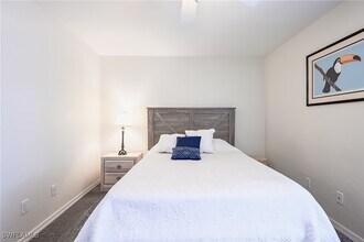 661 Windsurf Ln in Naples, FL - Foto de edificio - Building Photo