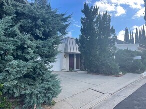 6052 Pat Ave in Woodland Hills, CA - Foto de edificio - Building Photo