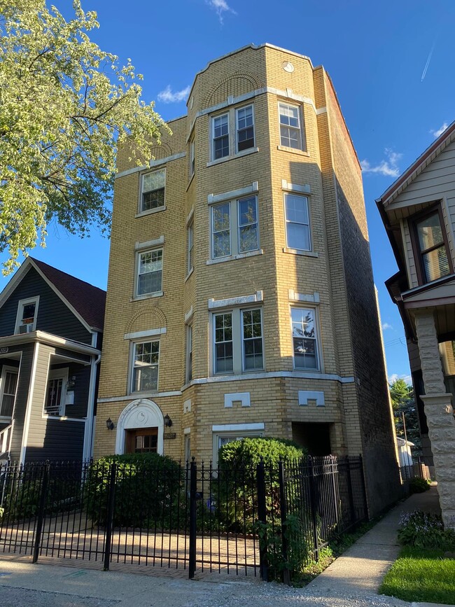 4121 W Henderson St in Chicago, IL - Building Photo - Building Photo