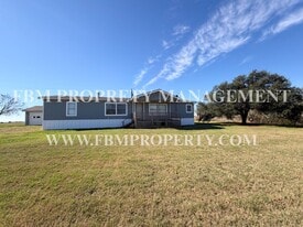 1054 Cosby Rd in Milford, TX - Building Photo